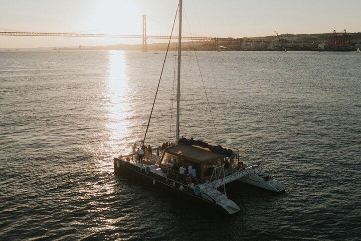 Lisbon : Boat tour at sunset at Catamaran c/ 1 drink