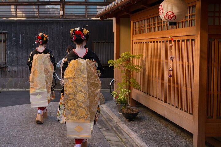 Kyoto Gion Night Walk: Sake, Secret Alleys & Geisha District