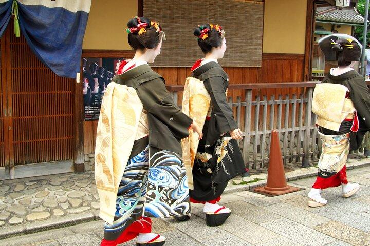 Geisha District Walk: Premium Whisky, Sake & Gion Highlights