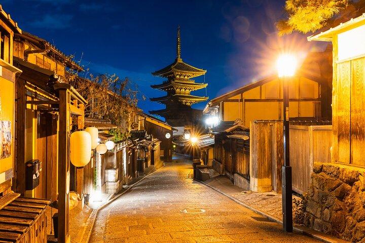 Geisha District Walk: Premium Whisky, Sake & Gion Highlights