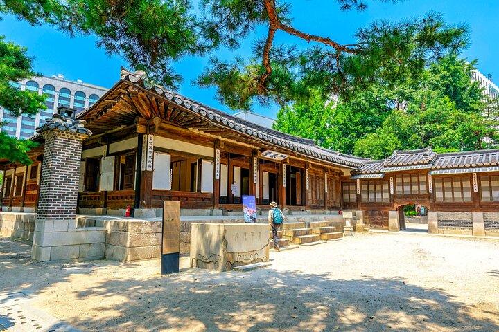 Bukchon Hanok Village Seoul Walking Tour with Audioguide