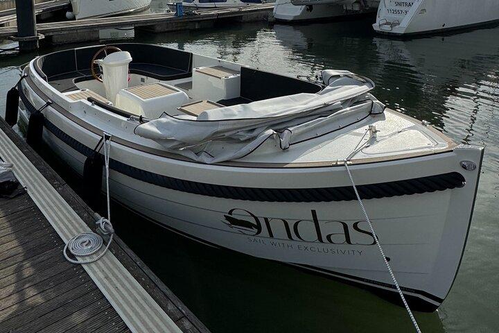 Lisbon Night Luxury Boat Vibes with Drinks & Pizza
