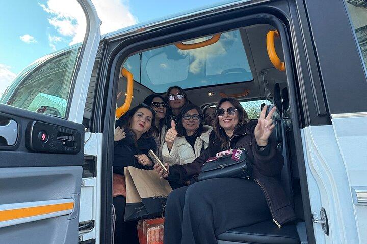 Paris Private Tour in a Classic Electric London Cab