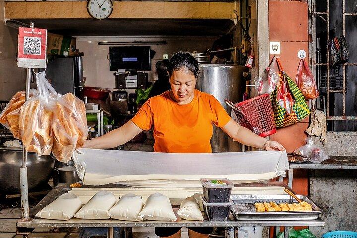 Hungry Hanoi Food Tour with 15+ Tastings