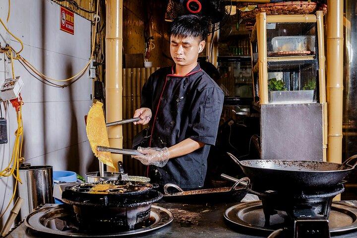 Hanoi Dusk Food Tour with 15+ Tastings