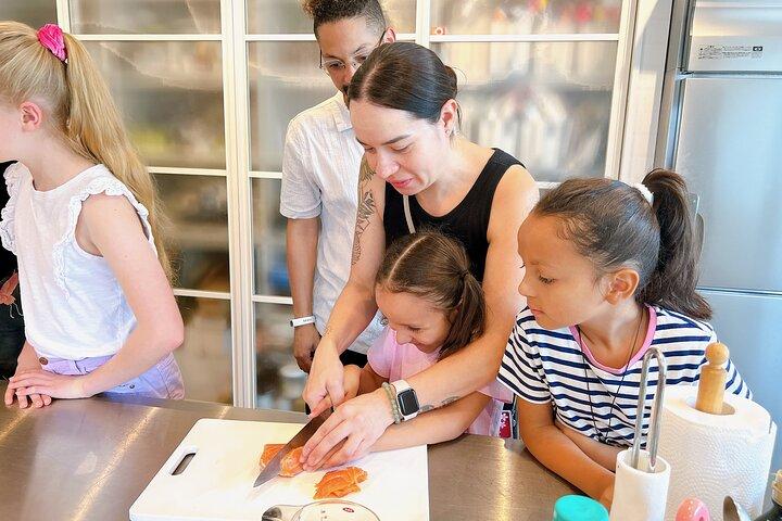 Kyoto: Enjoy Sushi & Market Tour! Best for Family & Couple!