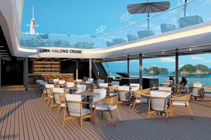 Top Halong Bay 5-Star Luxury Cruise with Buffet & Pool from Hanoi