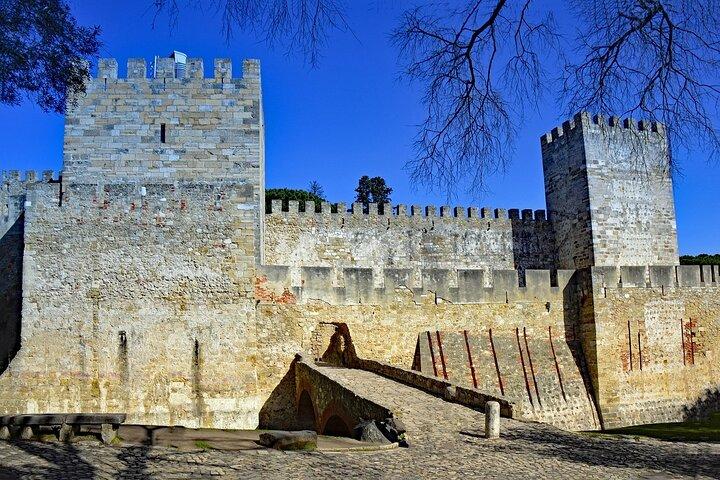 Lisbon : Private St George Castle w/tkts + Walking Tour Alfama