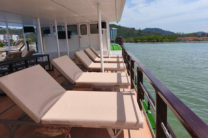 Sunset Dinner Cruise Langkawi (BBQ Buffet & Sea Jacuzzi)