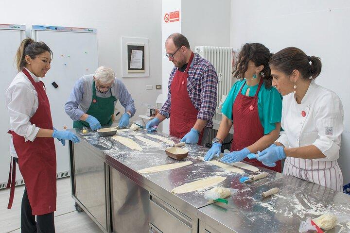 Colorful Pasta and Tiramisu Lesson in Milan