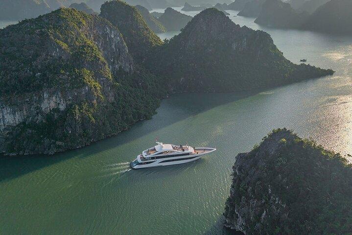 Ha Long Bay 5-Star Day Cruise with Luxury Limousine from Hanoi