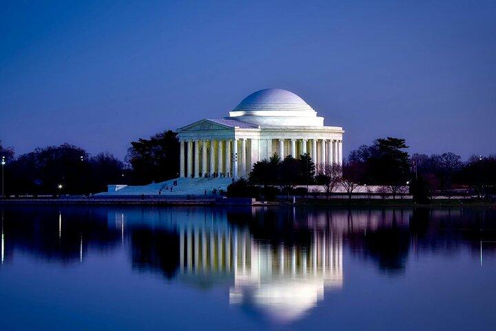 Washington DC Night Tour: ICONIC Landmarks, Monuments SMALL GROUP