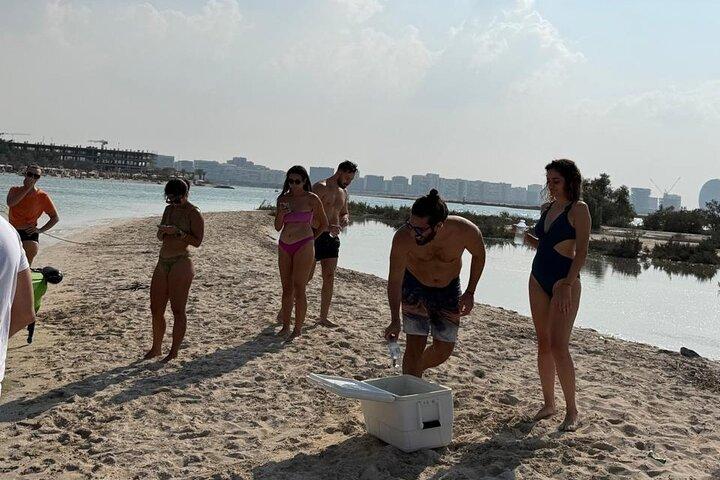 Abu Dhabi: Private Sea Ray Boat Tour with Island Escape
