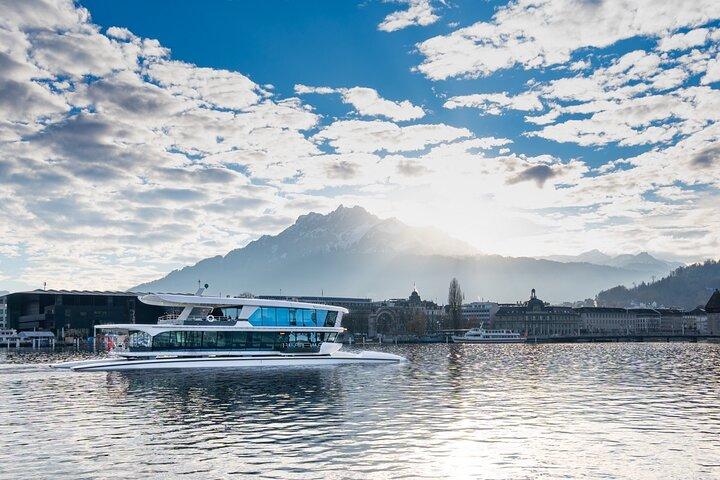 Lucerne: Lake Cruise and Old Town Tour with Guide & Photographer
