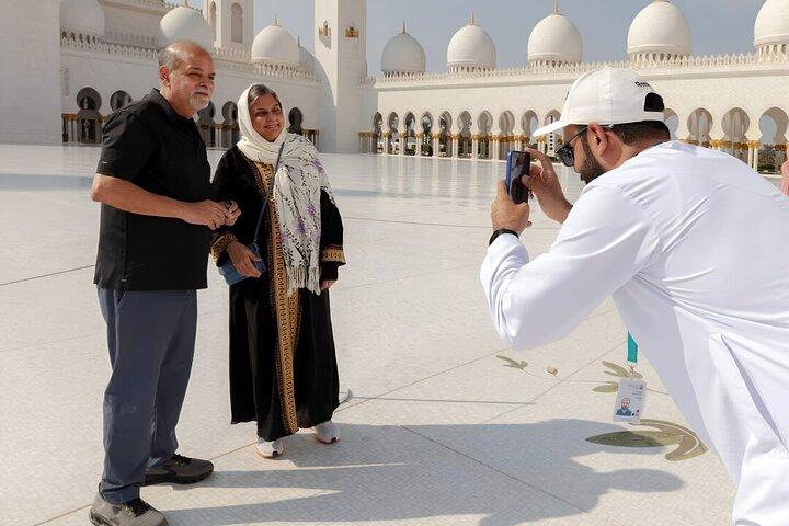 Explore Abu Dhabi Iconic Landmarks Tour from Dubai