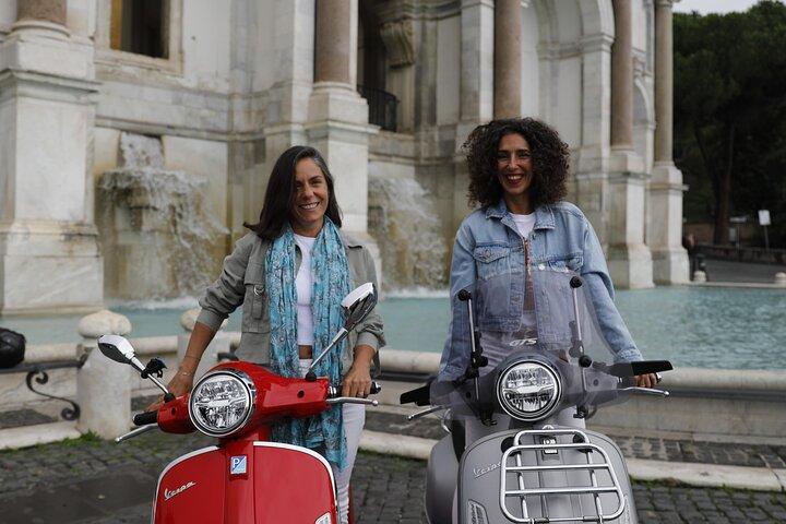 Rome Vespa Tour and Professional Photoshoot
