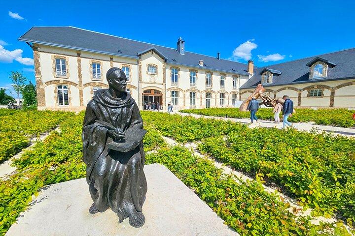Ruinart Wine Tasting and Private Tour in Champagne