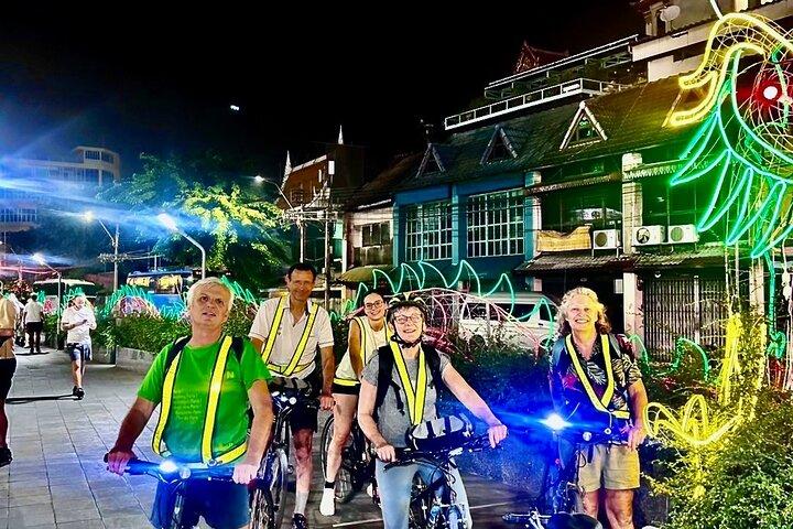 Bangkok Night Bike Tour: Chinatown, Temples & Street Dinner