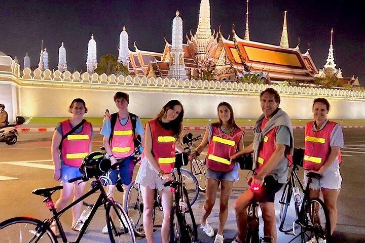 Bangkok Night Bike Tour: Chinatown, Temples & Street Dinner