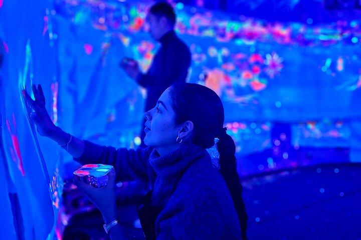 Fluorescent painting studio in Lyon in an art gallery