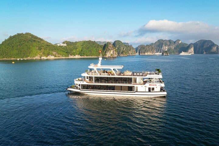 Hanoi: Ha Long Bay Luxury Cruise with Buffet Lunch & Limousine