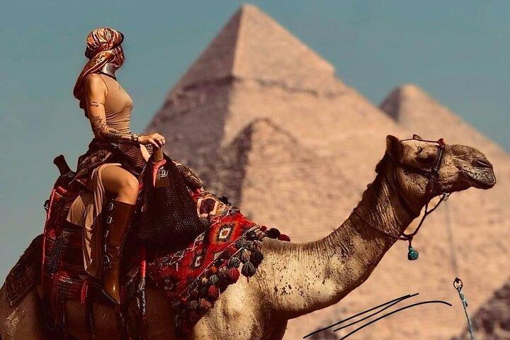 Private Pyramids VIP Tour: Egyptologist, Lunch & Pro Photos