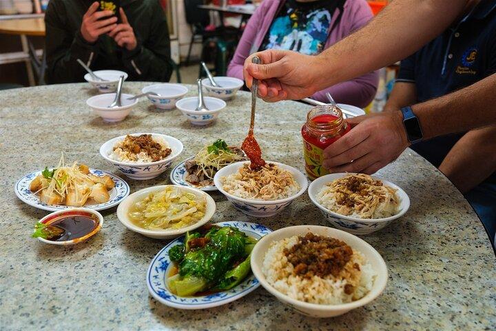 Taipei: Food Tour Local Market with 12+ tasters & Drinks Included