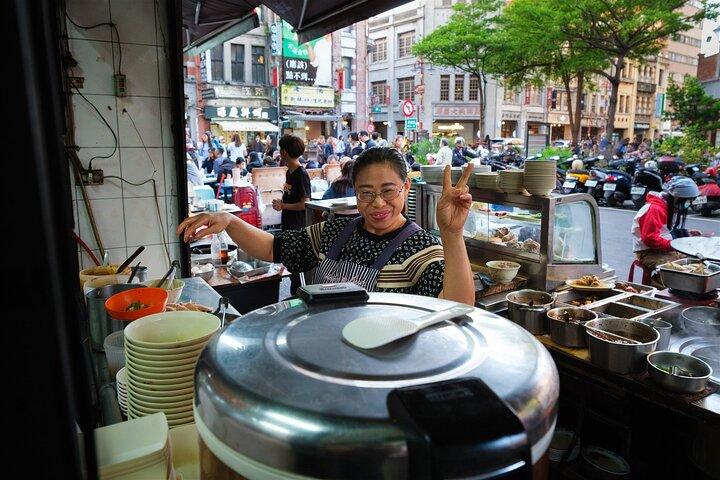 Taipei: Food Tour Local Market with 12+ tasters & Drinks Included