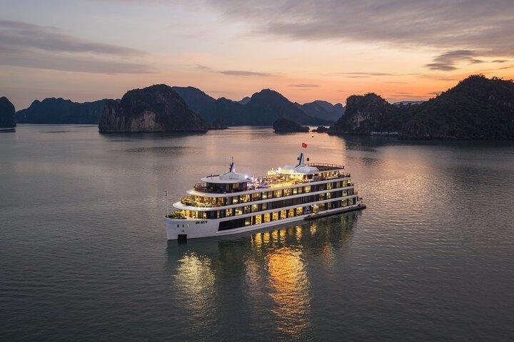 L’amour Luxury 2-Day Cruise: 5-Star Ha Long Bay Escape from Hanoi