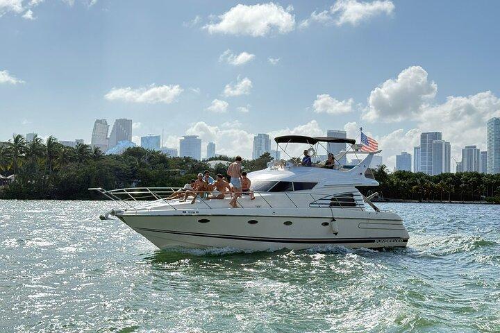 50' Private Yacht Experience in Miami for 12 people