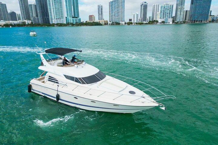 50' Private Yacht Experience in Miami for 12 people