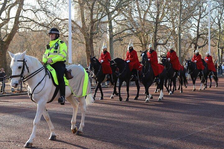 Buckingham Palace, St James Palace & Tea at Kensington Palace