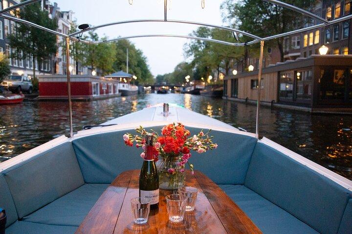 Amsterdam: 60-Minute Guided Private Canal Cruise with Drinks