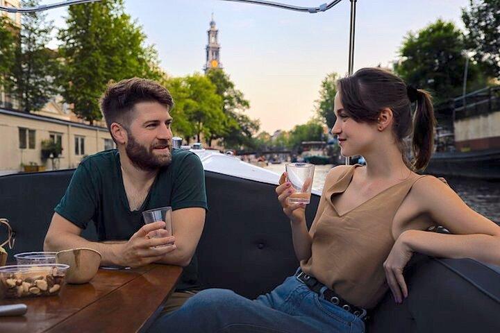 Amsterdam: 60-Minute Guided Private Canal Cruise with Drinks