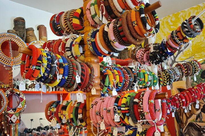Private Cultural Souvenir Shopping and Giraffe Centre Tour