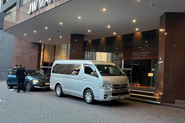 Private Mini Van Transfer From Auckland Airport to Auckland City