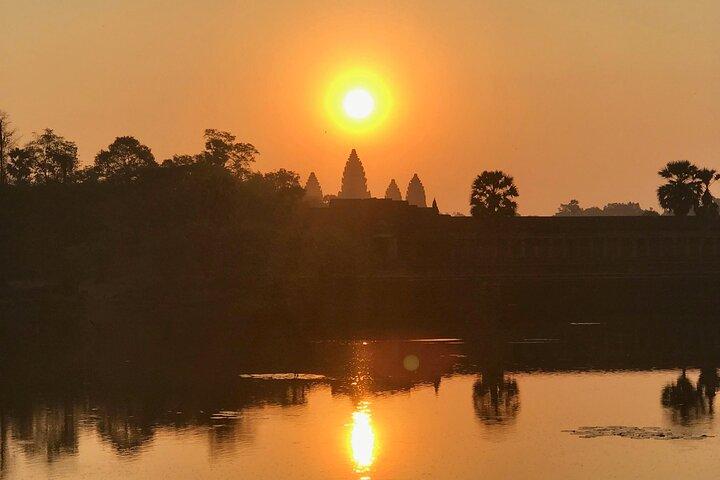 Angkor Wat Sunrise Private Tour by Vintage Jeep