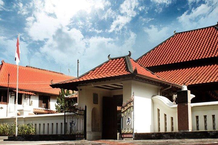 Yogyakarta Heritage Tour and Batik Workshop