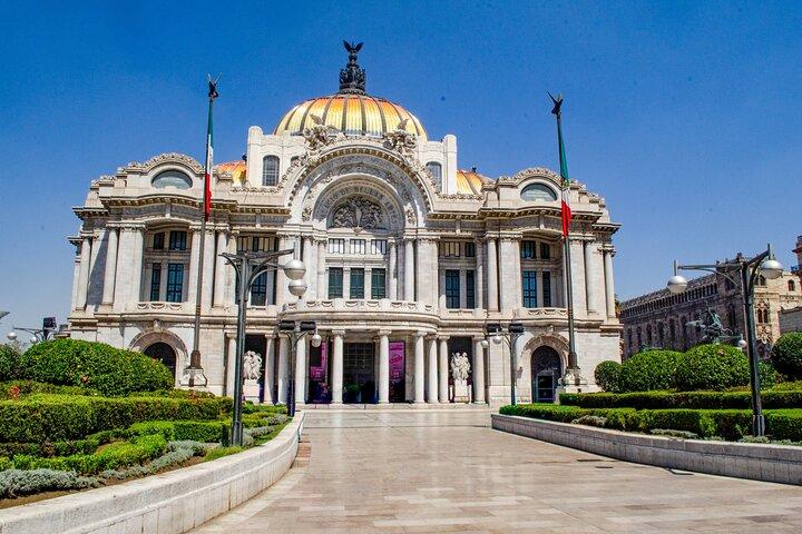 EXCLUSIVE TOUR to Palacio de Bellas Artes - small groups