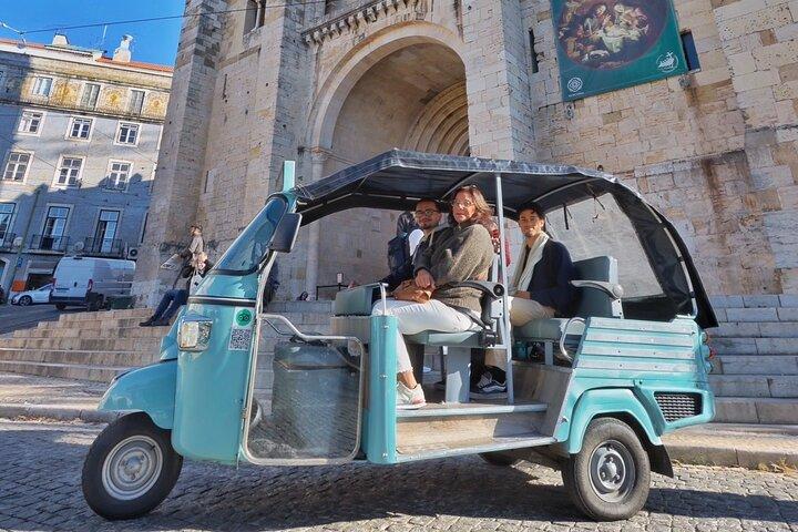 Old Lisbon: Guided Tour (Polaroid Pictures & Treats)