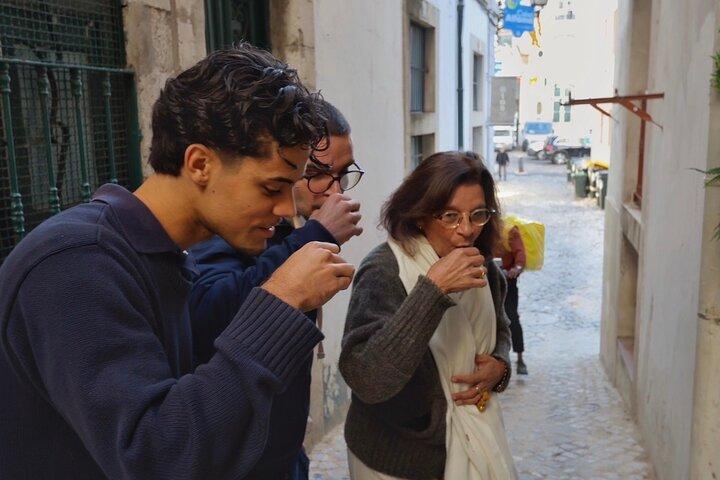 Old Lisbon: Guided Tour (Polaroid Pictures & Treats)