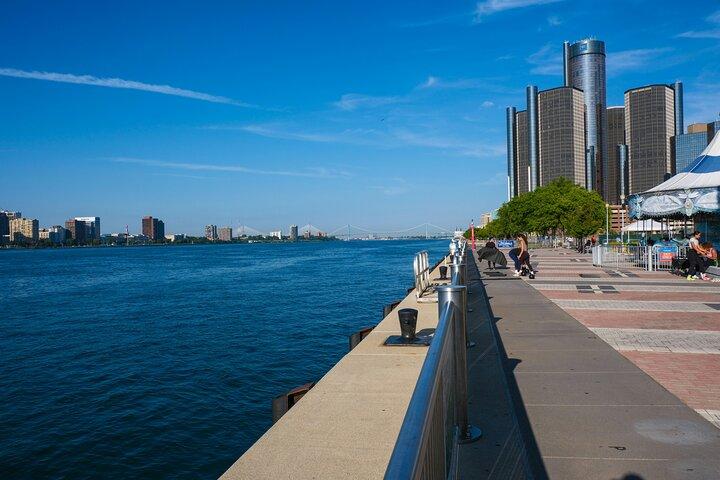 Private Detroit Highlights Tour | Up to 14 Guests