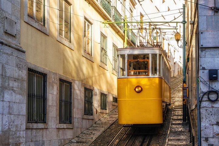 Lisbon Audio Guided Walking Tour 2h50 and 24 Audio Comments
