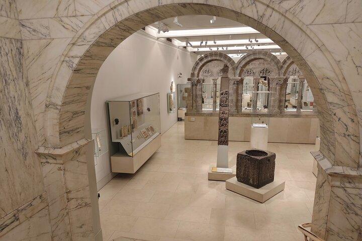 Victoria and Albert Museum Private Tour with Art Specialist