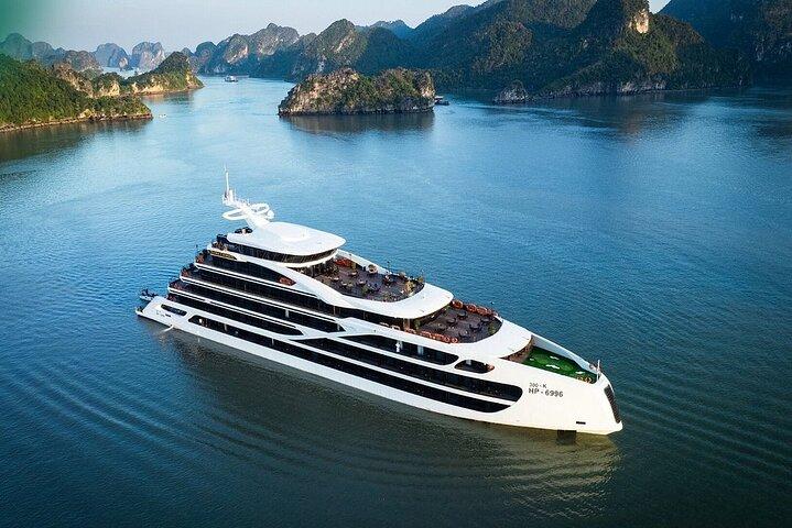 Hanoi: Diana Luxury 2D1N-The Biggest Lan Ha Bay Cruise on the bay