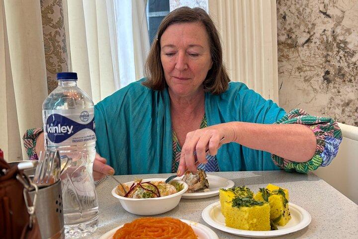 Udaipur: Old city Tuk Tuk Ride & Food Tour with Female guide