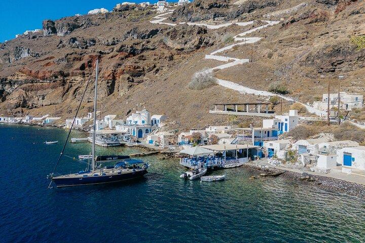 Santorini Oia: Luxury Day Cruise with Fresh Fish BBQ & Drinks