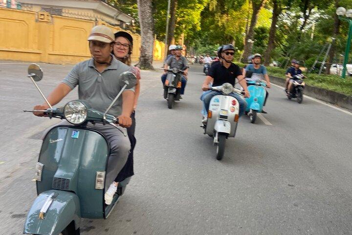 Hanoi Motorbike Night Food Tours with Female Riders