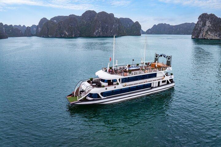 From Halong Port: 6-Hour Luxury Cruise on Halong Bay with Lunch
