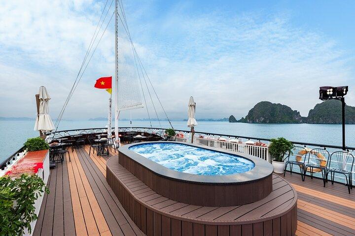 From Halong Port: 6-Hour Luxury Cruise on Halong Bay with Lunch